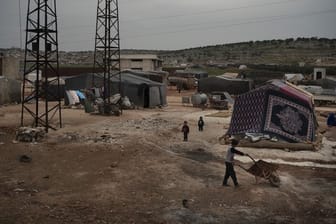 Kinder spielen in einem Lager in der Nähe der Stadt Idlib in Syrien.
