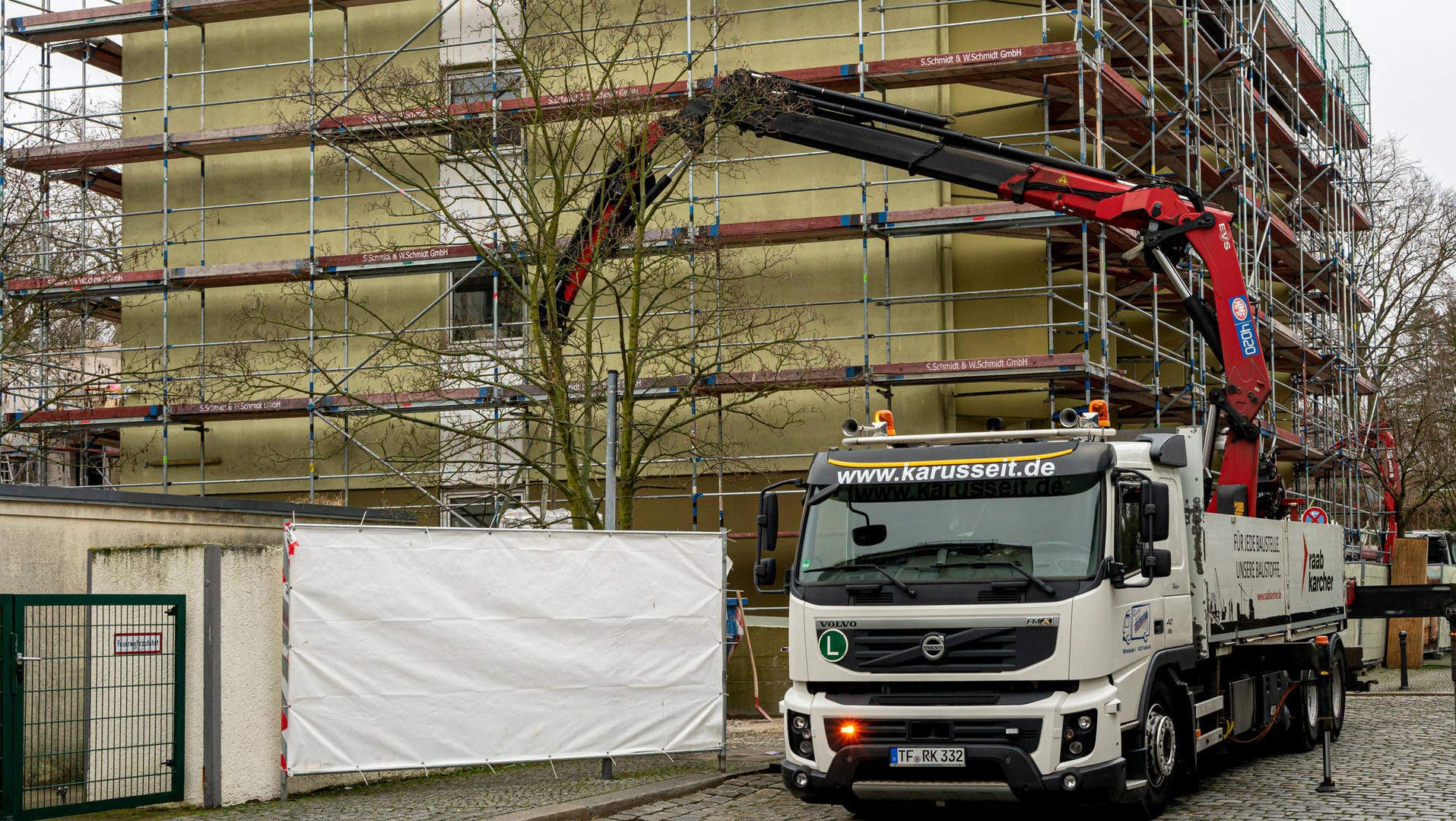 Baugerüst an einem Haus *Gerüst an einem Haus: Die Bauzinsen sinken momentan wegen der Coronavirus-Krise.** Scaffolding on a house 1020914769