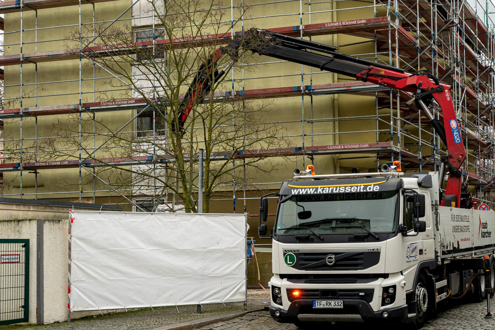 Baugerüst an einem Haus *Gerüst an einem Haus: Die Bauzinsen sinken momentan wegen der Coronavirus-Krise.** Scaffolding on a house 1020914769