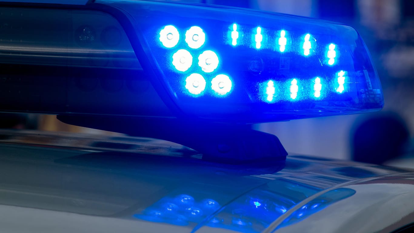 Blaulicht der Polizei: Ein Dieb hat aus einem Krankenhaus in Nordrhein-Westfalen Desinfektionsmittel gestohlen.