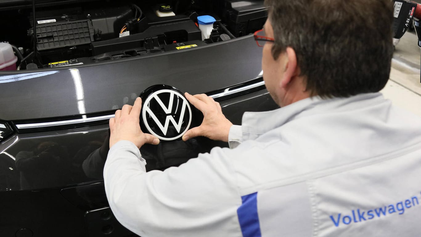 ID.3-Fertigung in Zwickau: Obwohl künftig erstmal die Bänder still stehen, hält VW am Starttermin für sein Elektroauto fest.
