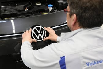 ID.3-Fertigung in Zwickau: Obwohl künftig erstmal die Bänder still stehen, hält VW am Starttermin für sein Elektroauto fest.