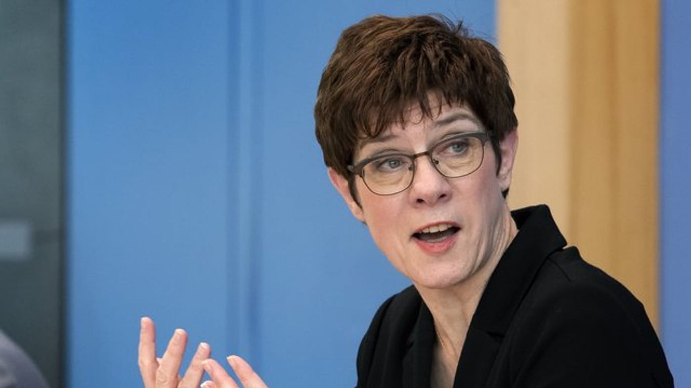 Verteidigungsministerin Annegret Kramp-Karrenbauer stellt die Bundeswehr auf einen langen Kriseneinsatz zur Bekämpfung des Coronavirus ein.