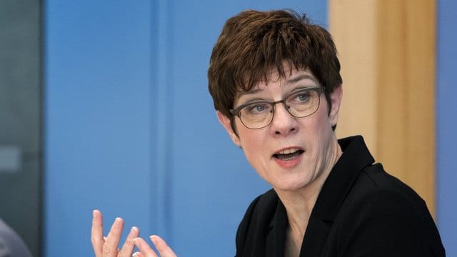 Verteidigungsministerin Annegret Kramp-Karrenbauer stellt die Bundeswehr auf einen langen Kriseneinsatz zur Bekämpfung des Coronavirus ein. Verteidigungsministerin Annegret Kramp-Karrenbauer stellt die Bundeswehr auf einen langen Kriseneinsatz zur Bekämpfung des Coronavirus ein.