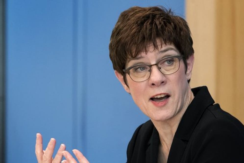 Verteidigungsministerin Annegret Kramp-Karrenbauer stellt die Bundeswehr auf einen langen Kriseneinsatz zur Bekämpfung des Coronavirus ein.