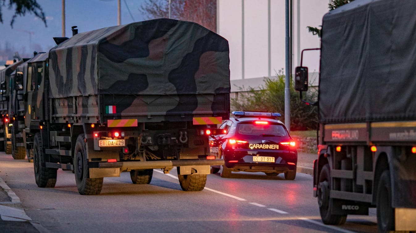 Militärlaster auf den Straßen von Bergamo: In Italien starben allein am Mittwoch mindestens 475 Menschen durch das Coronavirus.