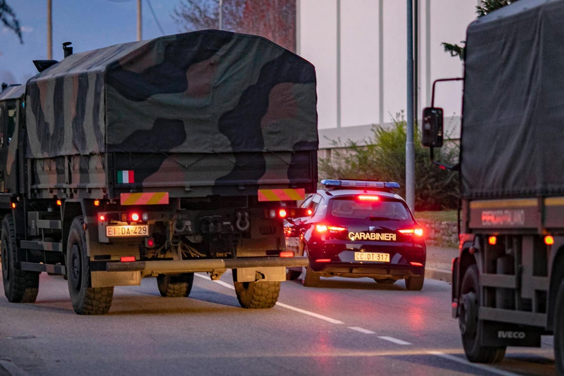 Militärlaster auf den Straßen von Bergamo: In Italien starben allein am Mittwoch mindestens 475 Menschen durch das Coronavirus.