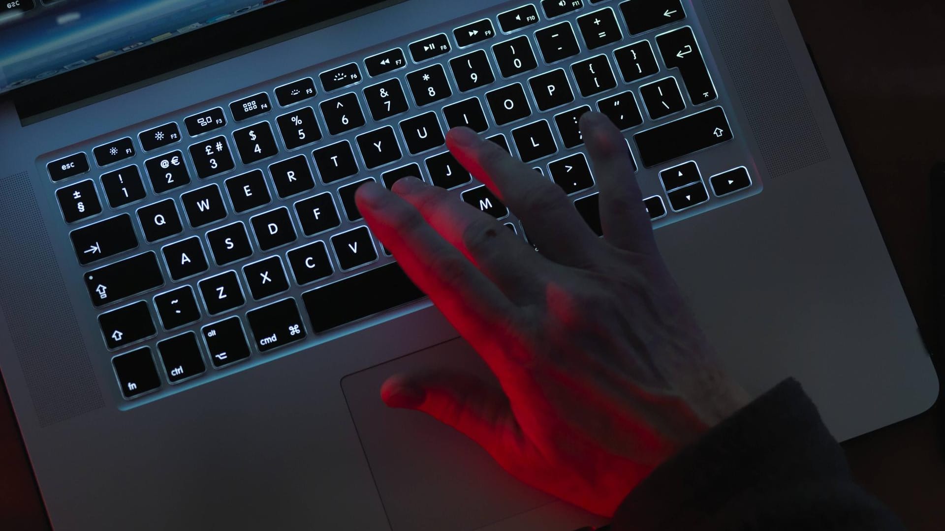 Eine Hand an einem Rechner (Symbolbild): Die EU will gegen Betrüger vorgehen, die die Corona-Krise ausnutzen. Eine Hand an einem Rechner (Symbolbild): Die EU will gegen Betrüger vorgehen, die die Corona-Krise ausnutzen.