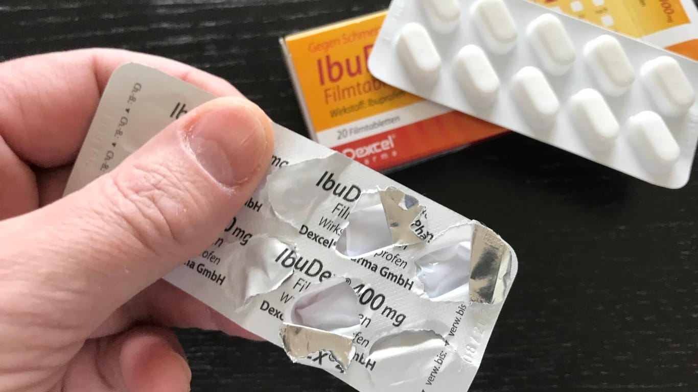 Ibuprofen: Nachdem die WHO vor dem Schmerzmittel gewarnt hat, nimmt die Organisation diese Warnung nun wieder zurück.