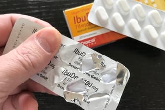Ibuprofen: Nachdem die WHO vor dem Schmerzmittel gewarnt hat, nimmt die Organisation diese Warnung nun wieder zurück.