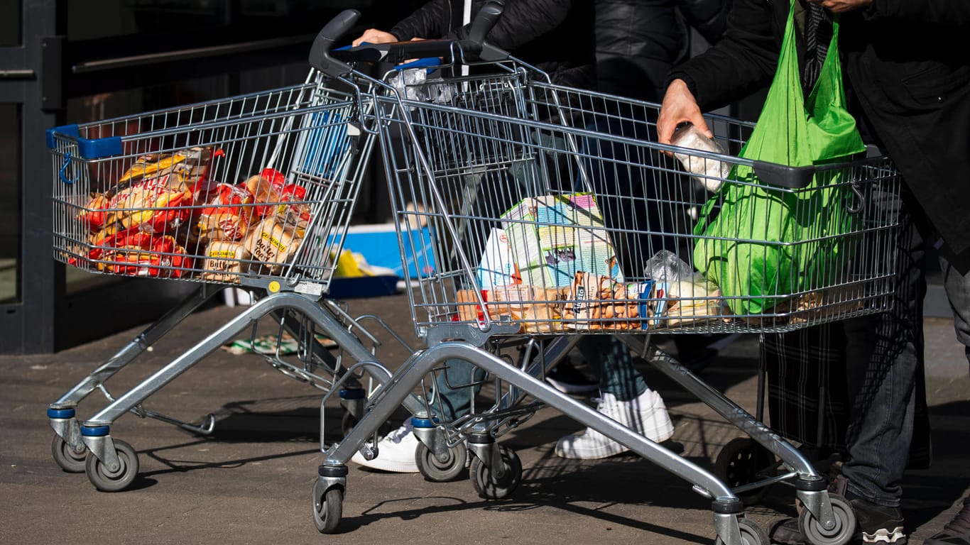 Gefüllte Einkaufswagen: In Berlin dürfen Supermärkte ab Mitte April auch sonntags öffnen.