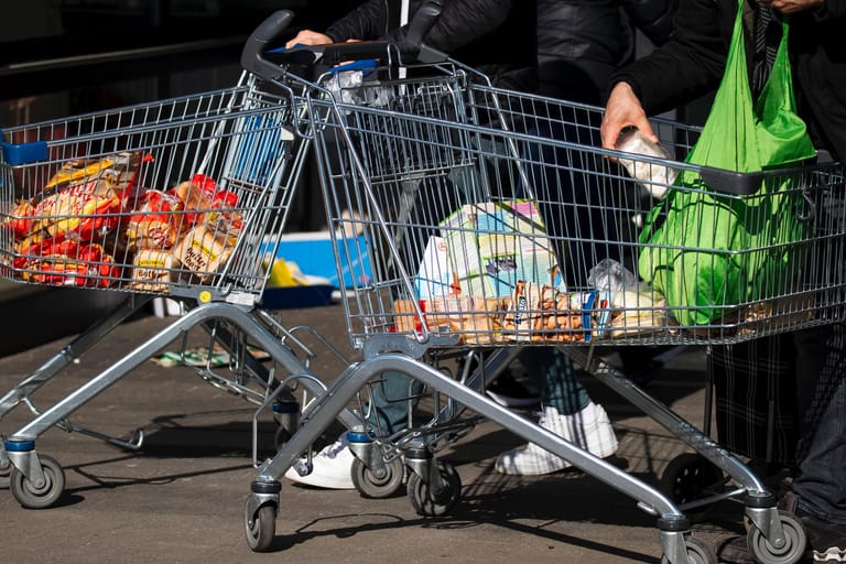 Gefüllte Einkaufswagen: In Berlin dürfen Supermärkte ab Mitte April auch sonntags öffnen.