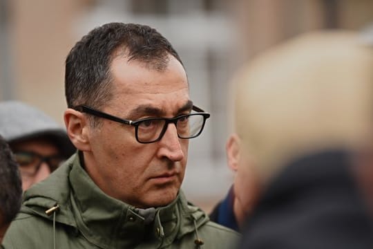 Der Grünen-Politiker Cem Özdemir, hier im Februar, ist positiv auf das Coronavirus getestet worden.