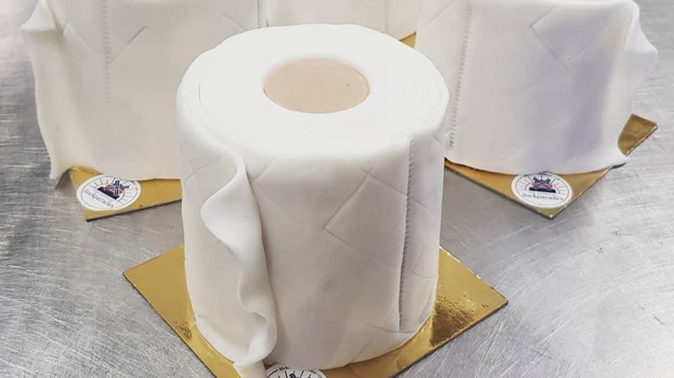 Toilettenpapier-Kuchen vom Schürener Backparadies: Hier können Kunden problemlos eine Rolle ergattern.