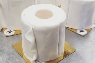 Toilettenpapier-Kuchen vom Schürener Backparadies: Hier können Kunden problemlos eine Rolle ergattern.