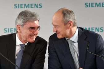 Siemens-Chef Joe Kaeser (l.) mit Nachfolger Roland Busch: 2021 soll der Wechsel stattfinden.