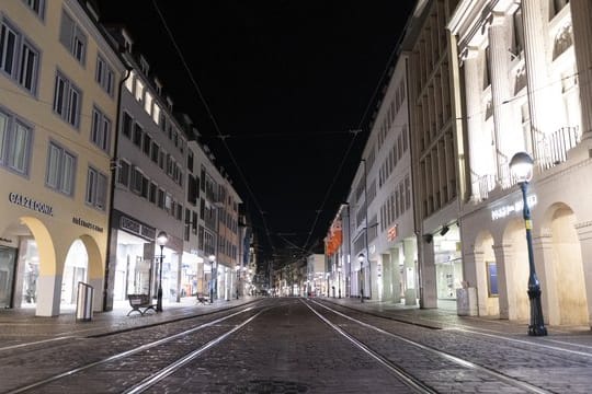 Die Fußgängerzone in der Freiburger Innenstadt ist menschenleer.