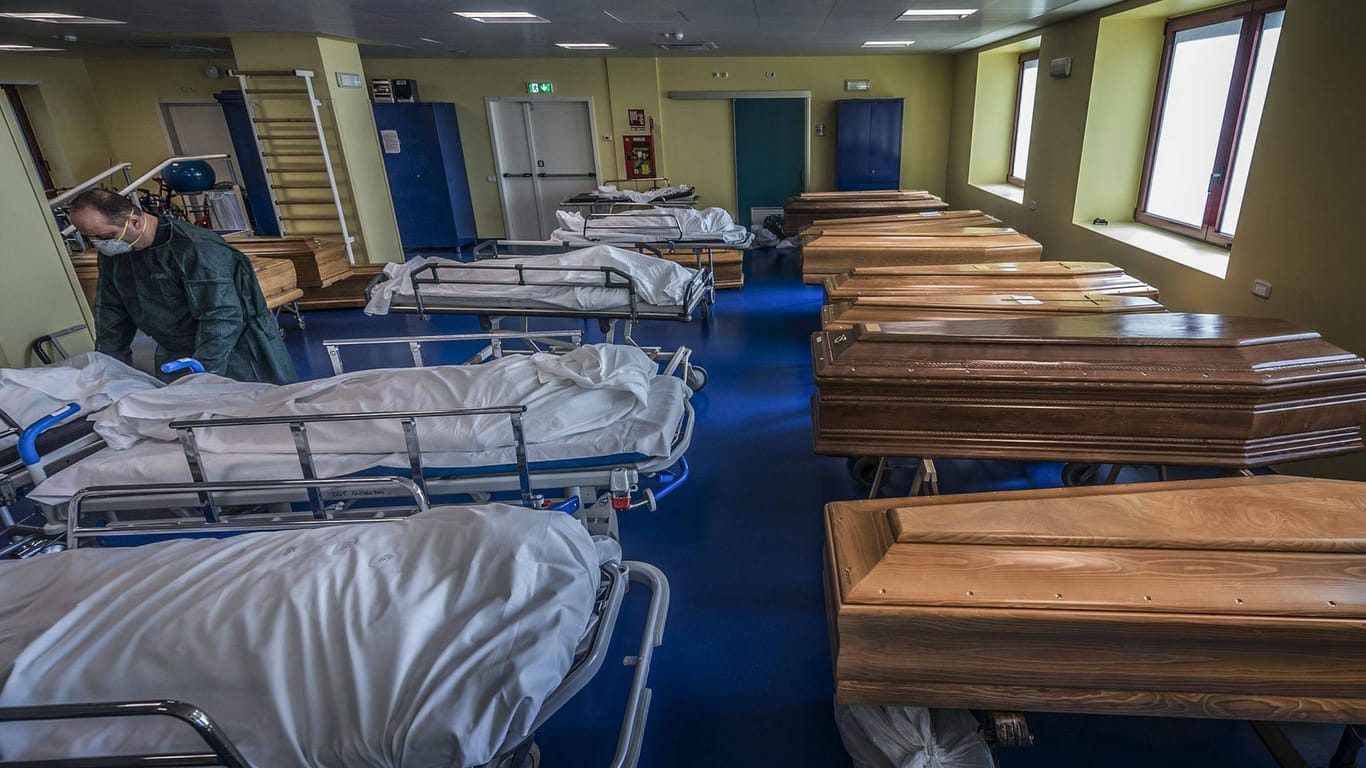 Im Krankenhaus Ponte San Pietro in Bergamo ist der Gymnastikraum zur Leichenhalle umfunktioniert worden.