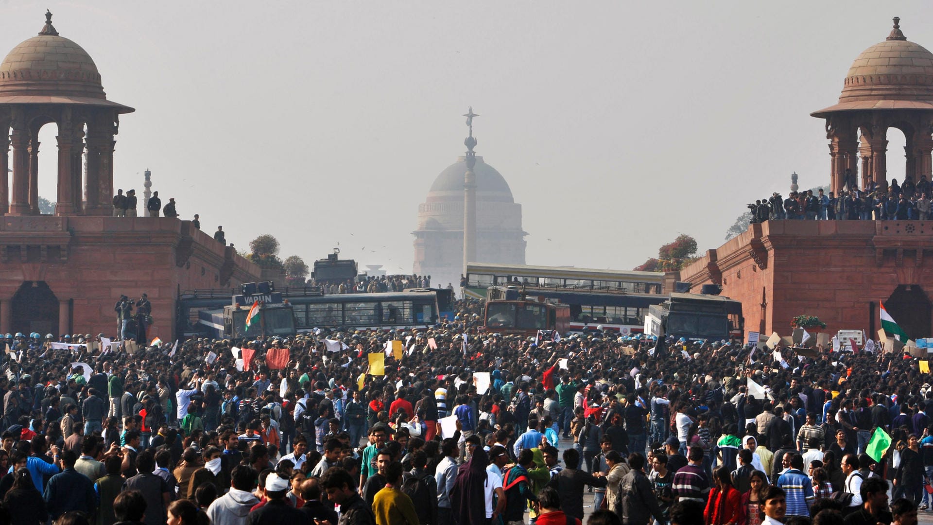 Menschen protestieren vor dem Präsidentenpalast in Neu Delhi: Vier Männer sind in Indien wegen der brutalen Vergewaltigung einer Frau hingerichtet worden.