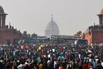 Menschen protestieren vor dem Präsidentenpalast in Neu Delhi: Vier Männer sind in Indien wegen der brutalen Vergewaltigung einer Frau hingerichtet worden.