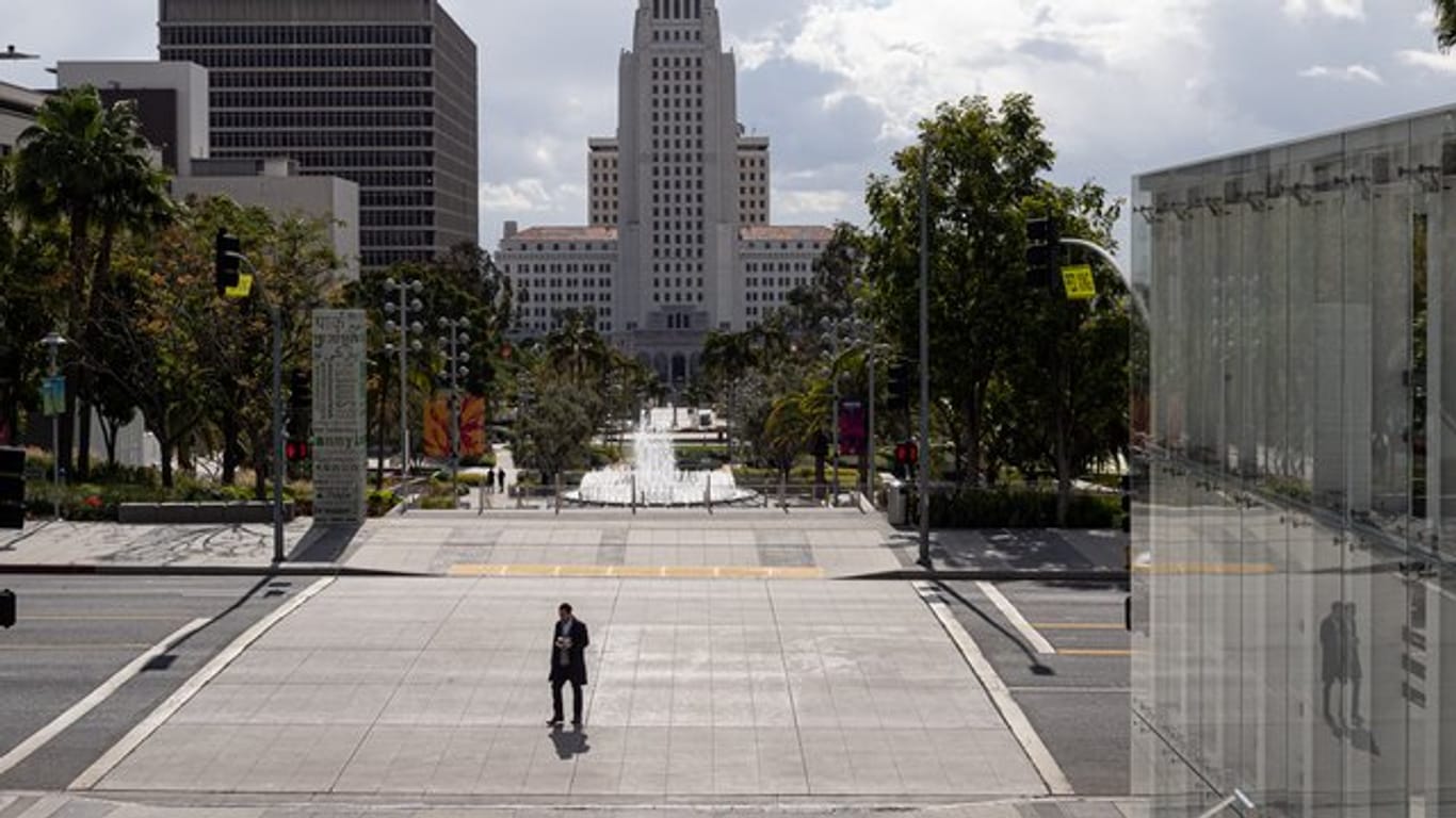 Ein Fußgänger überquert Grand Avenue in Los Angeles.