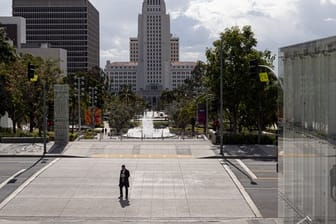 Ein Fußgänger überquert Grand Avenue in Los Angeles.