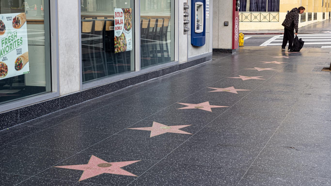 Ein menschenleerer Hollywood Boulevard: In Kalifornien herrscht nun eine Ausgangssperre.