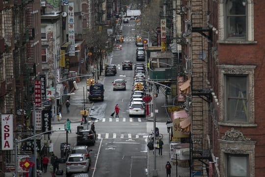 New York ist mit offiziell knapp neun Millionen Einwohnern die größte Stadt der Vereinigten Staaten von Amerika und eines der globalen wirtschaftlichen und kulturellen Zentren.