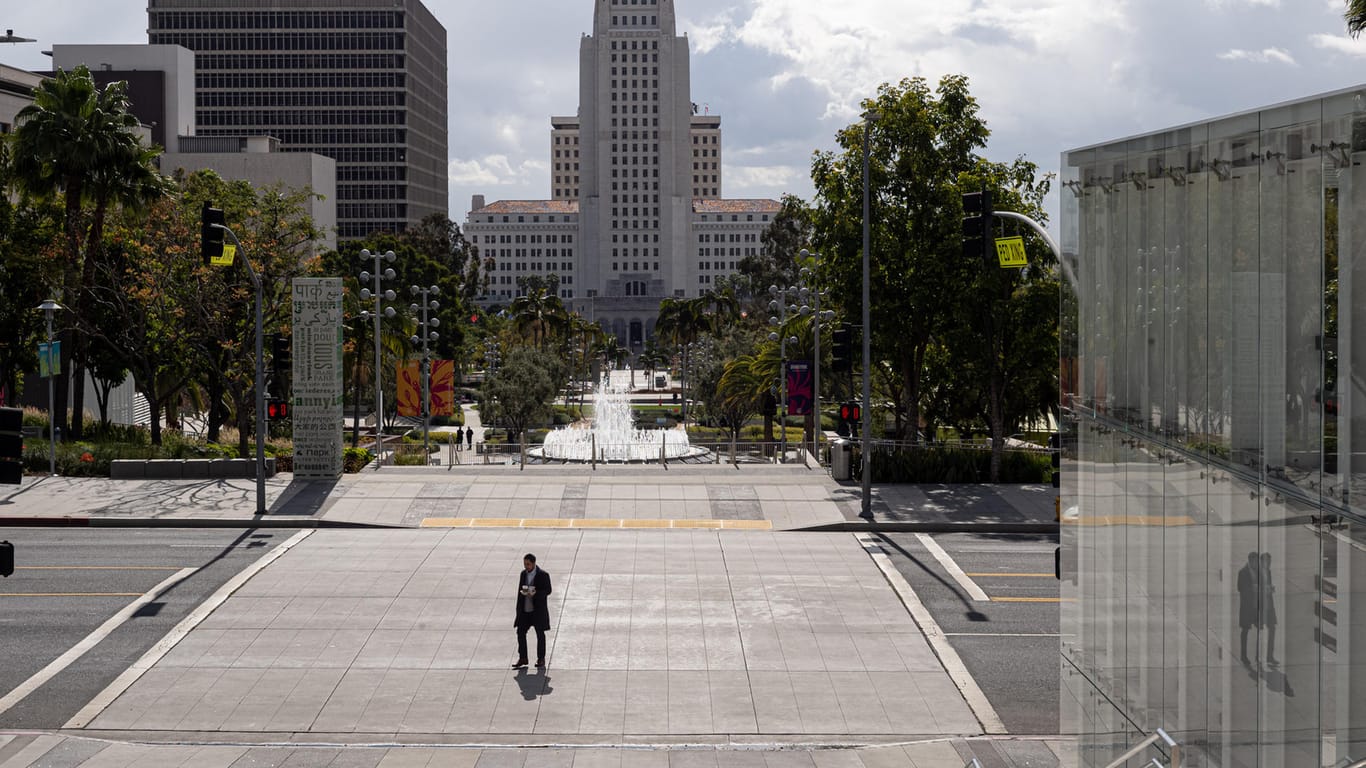 Die normalerweise gut mit Menschen gefüllte Grand Avenue vor dem Rathaus von Los Angeles: Wegen des Coronavirus mussten Restaurants, Geschäfte und Theater schließen.