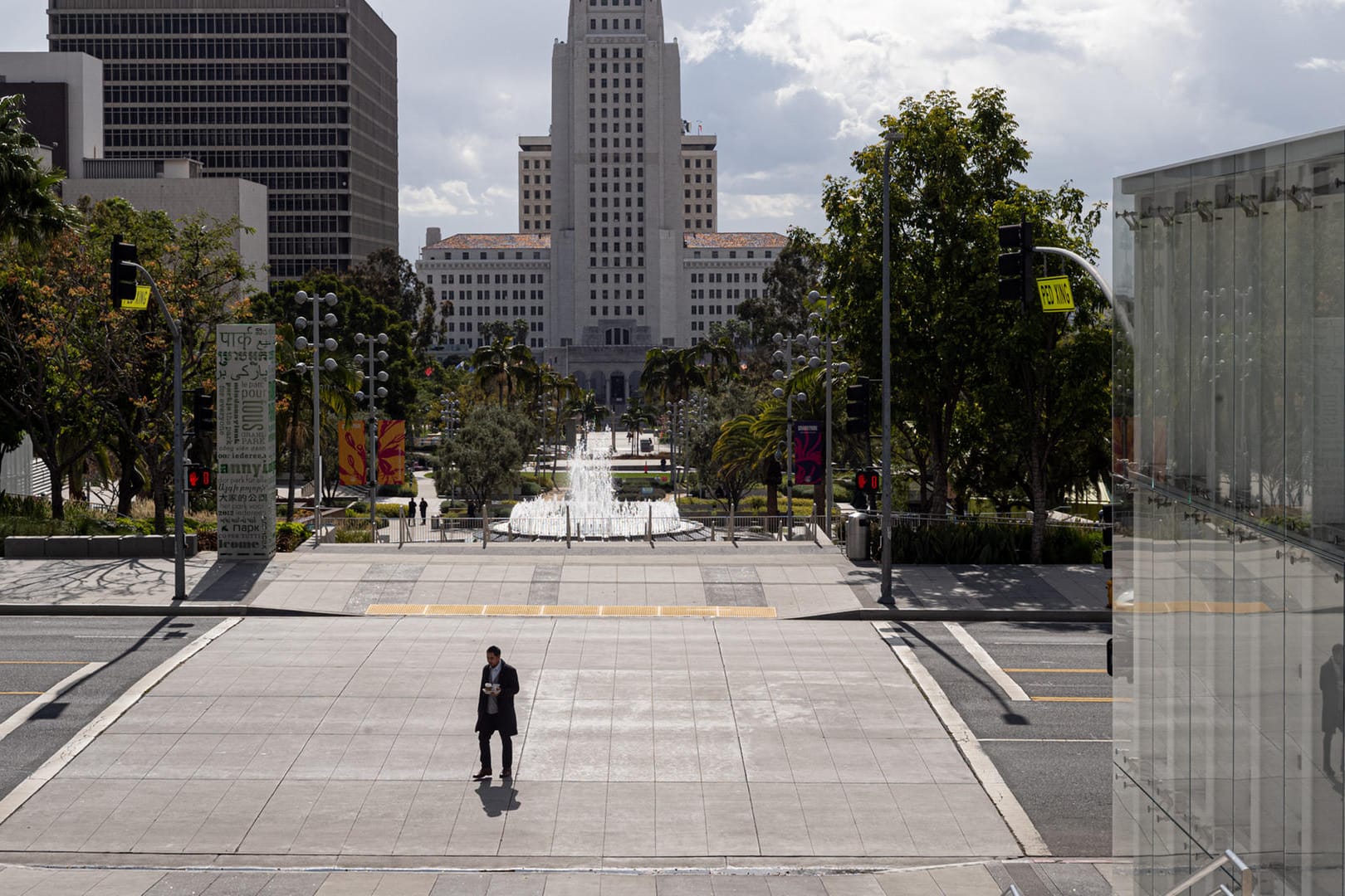Die normalerweise gut mit Menschen gefüllte Grand Avenue vor dem Rathaus von Los Angeles: Wegen des Coronavirus mussten Restaurants, Geschäfte und Theater schließen.