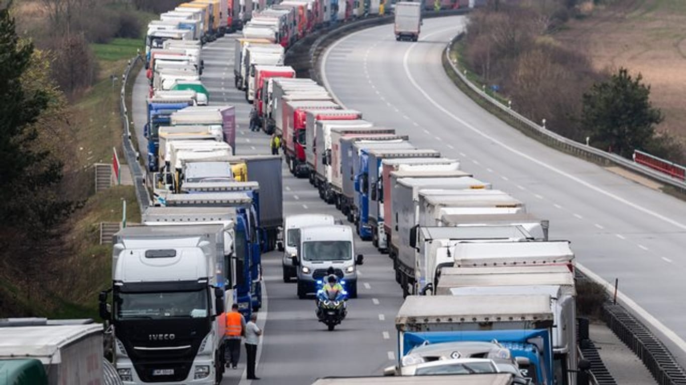 Tausende Lastwagenfahrer müssen in einem Kilometerlangen Stau vor der Grenze zu Polen ausharren.