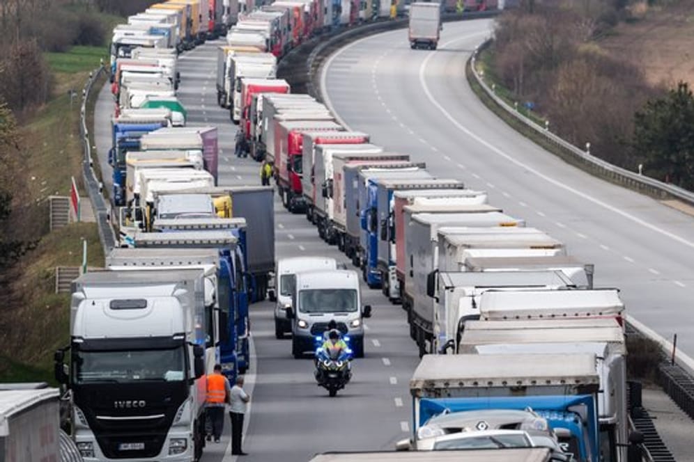 Tausende Lastwagenfahrer müssen in einem Kilometerlangen Stau vor der Grenze zu Polen ausharren.