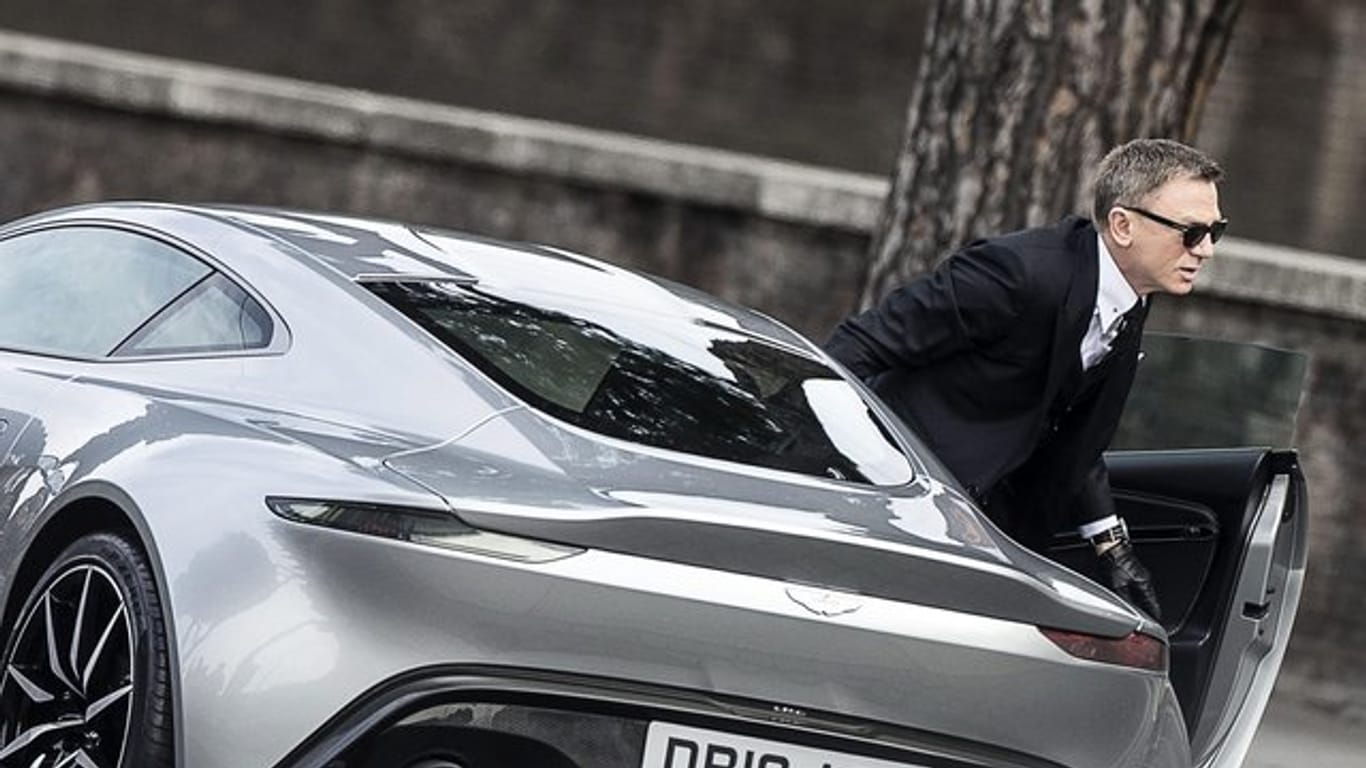 Filmautos: Daniel Craig steigt bei Dreharbeiten zu "Spectre" im Jahr 2015 aus einem Aston Martin DB10.