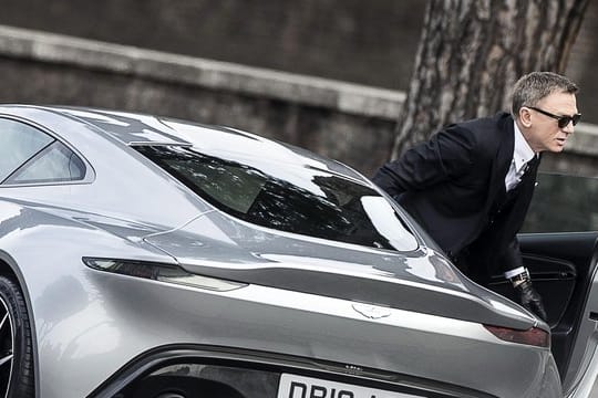 Filmautos: Daniel Craig steigt bei Dreharbeiten zu "Spectre" im Jahr 2015 aus einem Aston Martin DB10.