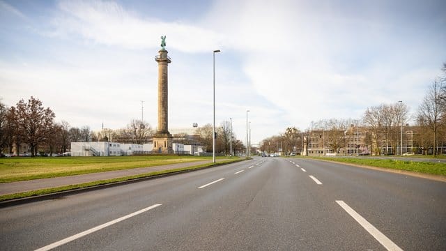 Von morgendlichem Berufsverkehr ist in der Lavesallee an der Waterloosäule in Hannover nichts mehr zu spüren. Von morgendlichem Berufsverkehr ist in der Lavesallee an der Waterloosäule in Hannover nichts mehr zu spüren.