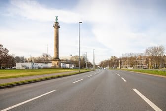 Von morgendlichem Berufsverkehr ist in der Lavesallee an der Waterloosäule in Hannover nichts mehr zu spüren.