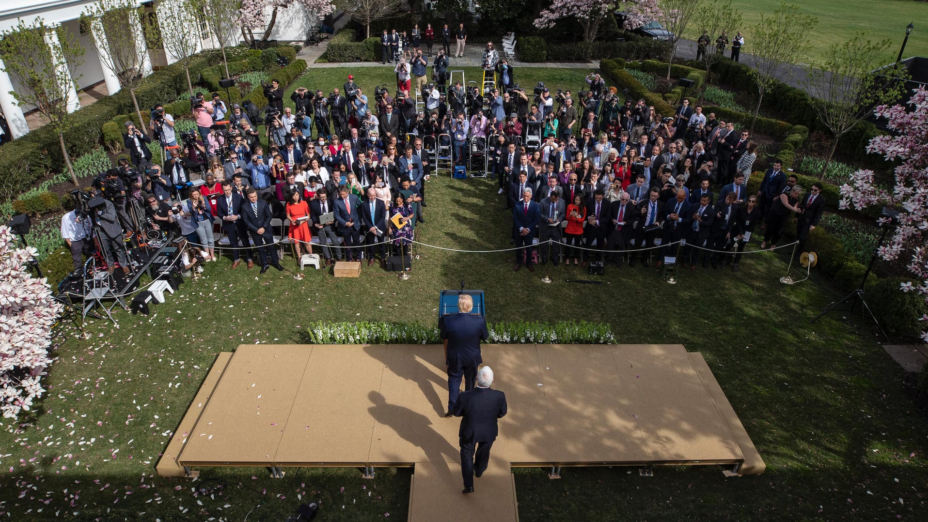 Pressekonferenz mit Donald Trump, Mike Pence: Abstandsregeln werden verletzt.