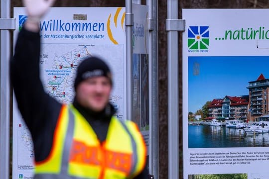An der Bundesstraße B96 kontrollieren Polizisten Fahrzeuge die nicht in Mecklenburg-Vorpommern zugelassen sind.