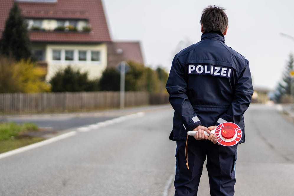 Polizist in Mitterteich: In dem Ort in Bayern gilt seit Mittwoch eine Ausgangssperre, die Zahl der am Coronavirus erkrankten Menschen dort ist besonders hoch.