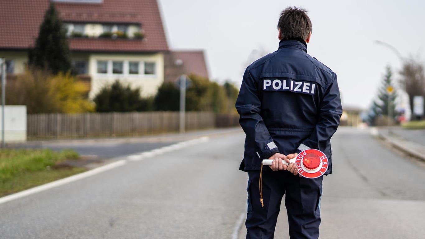 Polizist in Mitterteich: In dem Ort in Bayern gilt seit Mittwoch eine Ausgangssperre, die Zahl der am Coronavirus erkrankten Menschen dort ist besonders hoch.