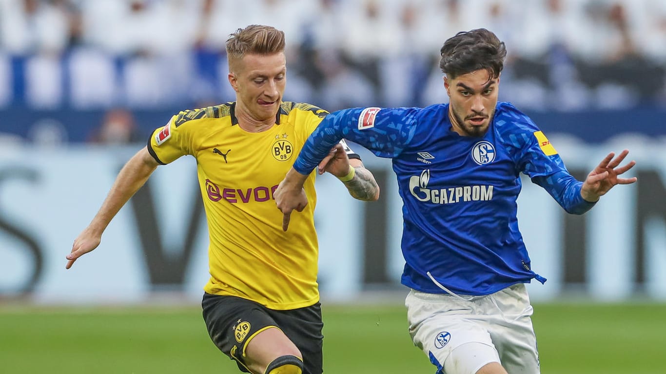 Marco Reus (li.) im Zweikampf mit Suat Serdar (re.): Wann es zum nächsten Revierderby zwischen Dortmund und Schalke kommen wird, ist noch unklar.