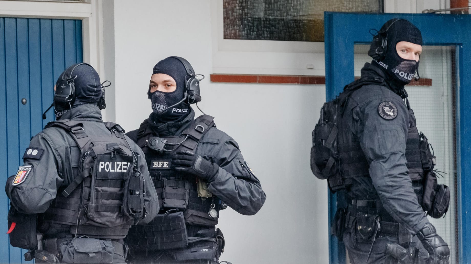 Spezial-Einsatz-Kommando (SEK) im Einsatz: Ein Mann hat in der Gemeinde Schöffengrund (Lahn-Dill-Kreis) mit einer Waffe auf das Haus seiner Nachbarn geschossen. Ein SEK musste anrücken. (Symbolbild)