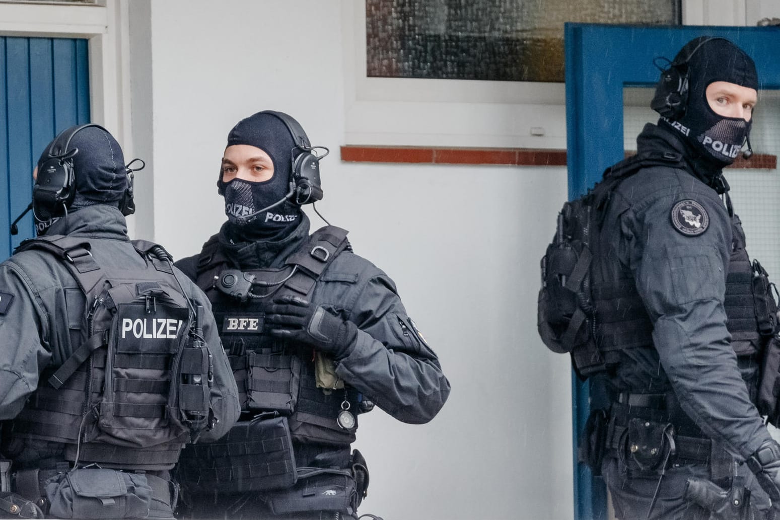 Spezial-Einsatz-Kommando (SEK) im Einsatz: Ein Mann hat in der Gemeinde Schöffengrund (Lahn-Dill-Kreis) mit einer Waffe auf das Haus seiner Nachbarn geschossen. Ein SEK musste anrücken. (Symbolbild)