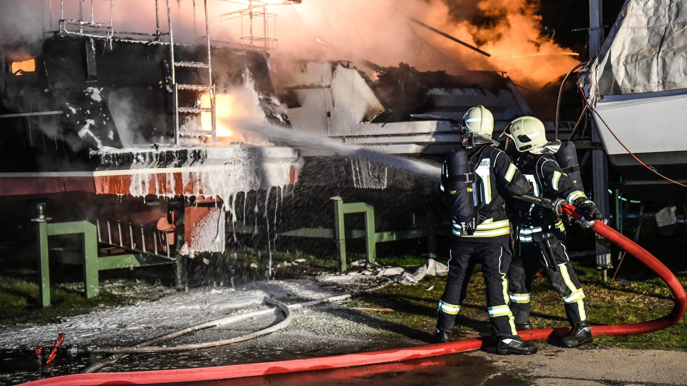 Brennende Jacht in Werder (Havel): Mehrere Jachten sind in Brand geraten. Die Polizei ermittelt in alle Richtungen.
