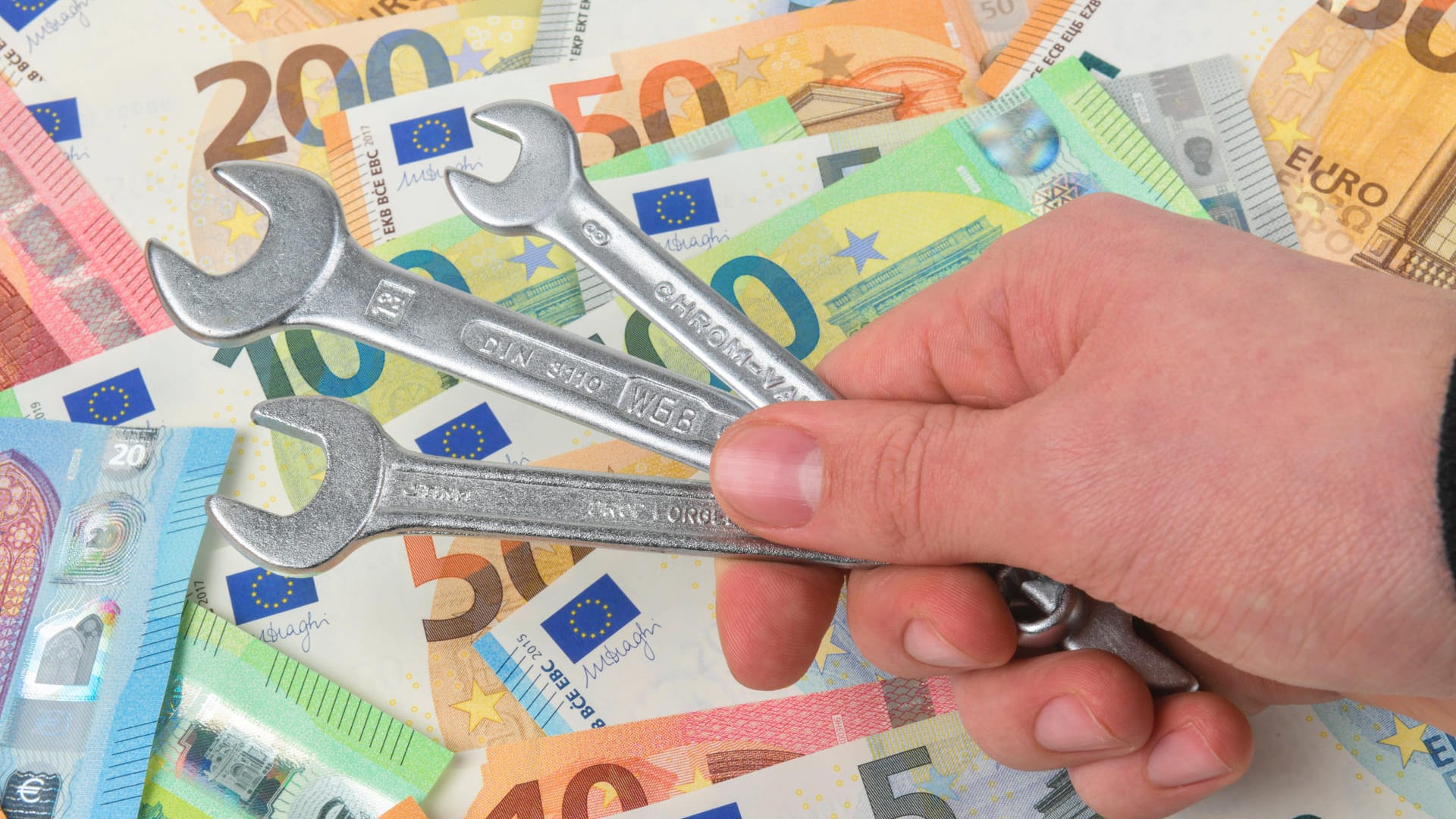 Eine Hand hält Schraubenschlüssel: Die Stadt Essen will kleine und mittelständische Betriebe finanziell entlasten. Eine Hand hält Schraubenschlüssel: Die Stadt Essen will kleine und mittelständische Betriebe finanziell entlasten.