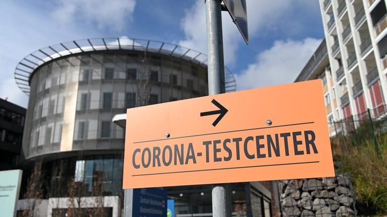 Corona-Testcenter in Kassel: Regional müssen Behörden sehr unterschiedlich mit dem Thema umgehen.