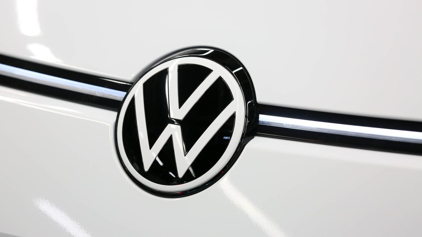 Ein VW-Logo (Symboldbild): Volkswagen hat angekündigt mehrere Tausend Atemschutzmasken zu spenden.