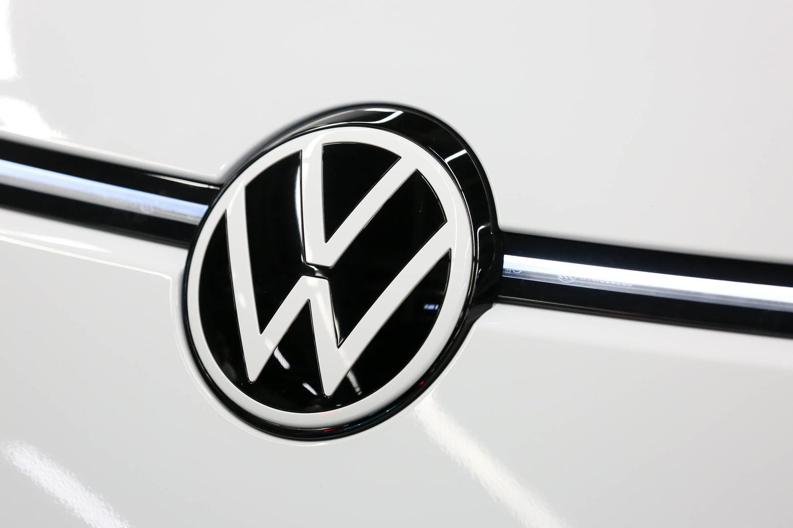 Ein VW-Logo (Symboldbild): Volkswagen hat angekündigt mehrere Tausend Atemschutzmasken zu spenden.