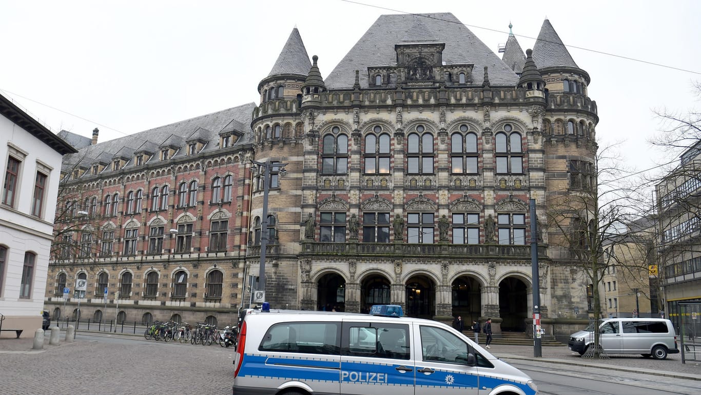 Landgericht Bremen: Im Prozess gegen einen Autodieb, der einen 73-Jährigen getötet haben soll, wird ein Urteil erwartet. (Symbolbild)