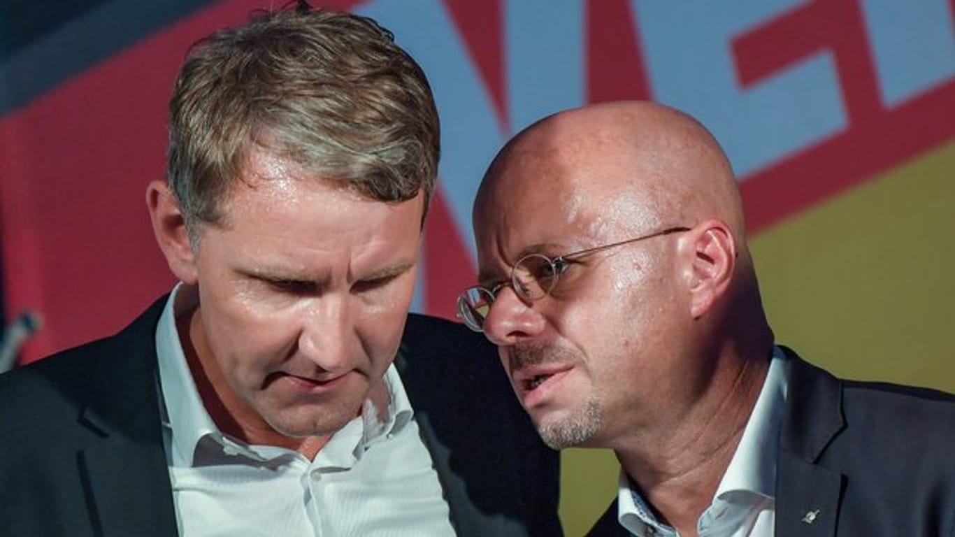 Björn Höcke (l) und Andreas Kalbitz im vergangenen Jahr während einer Wahlkampfveranstaltung.